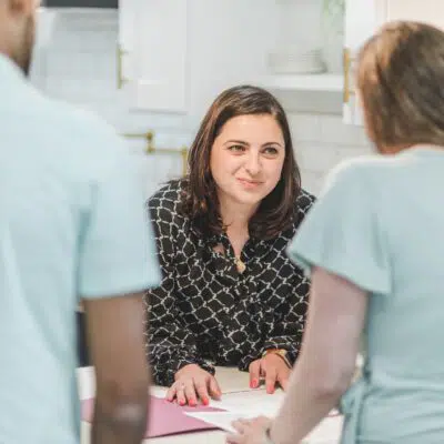 Hypotheek Amsterdam - Vrouw die mensen van hypotheekadvies voorziet