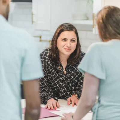 Vrouw die een stel informeert over het afsluiten van een hypotheek in Den Bosch