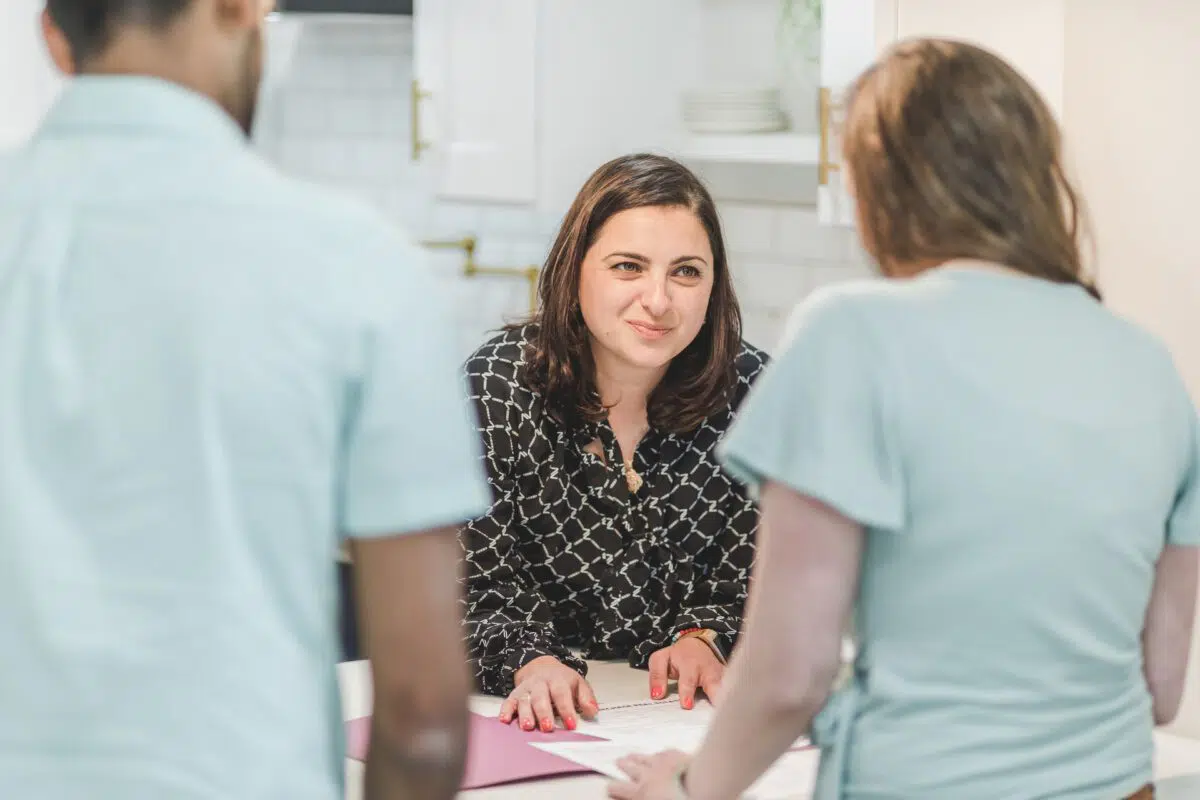 Vrouw die een stel informeert over het afsluiten van een hypotheek in Den Bosch