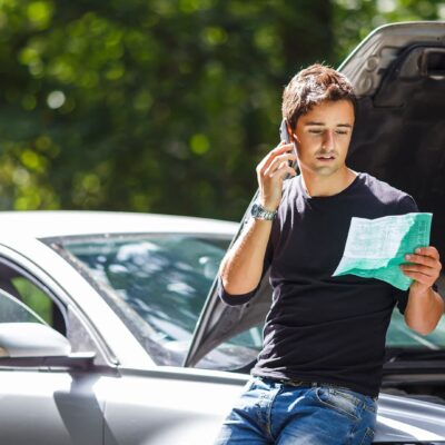 Man belt over zijn verzekering in Amsterdam in de buitenlucht